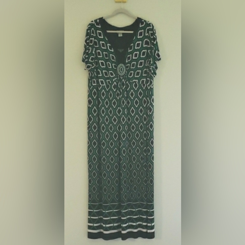 Like new Catherine’s short sleeve maxi dress in green, black, & white